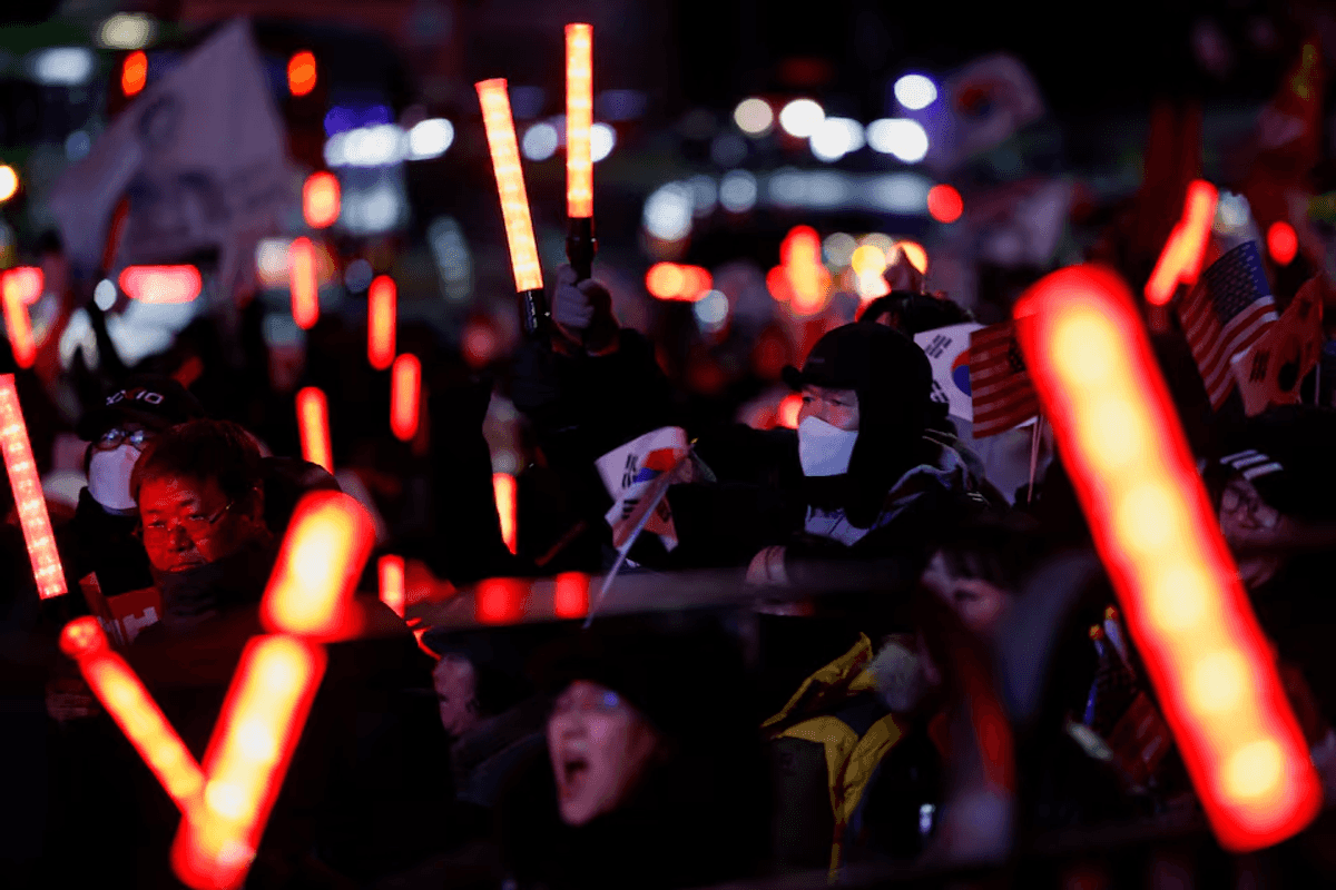 South Korea's presidential aides offer to resign amid political crisis