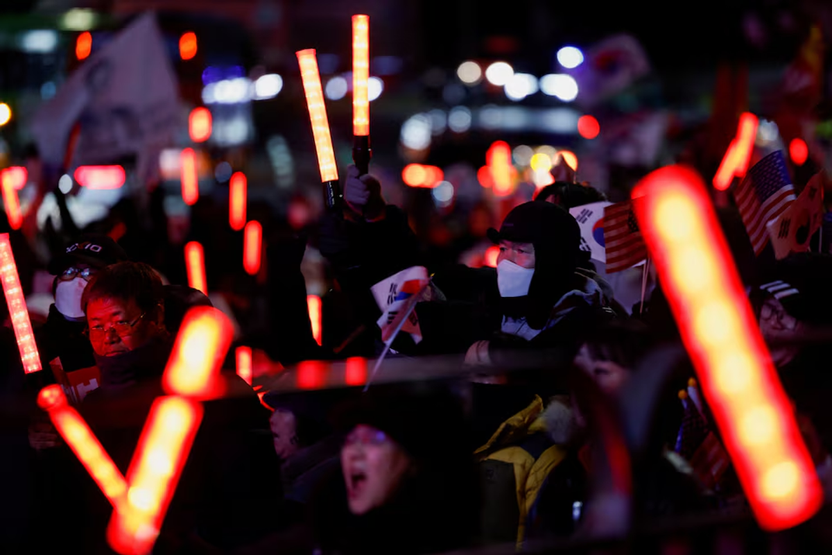 South Korea's presidential aides offer to resign amid political crisis