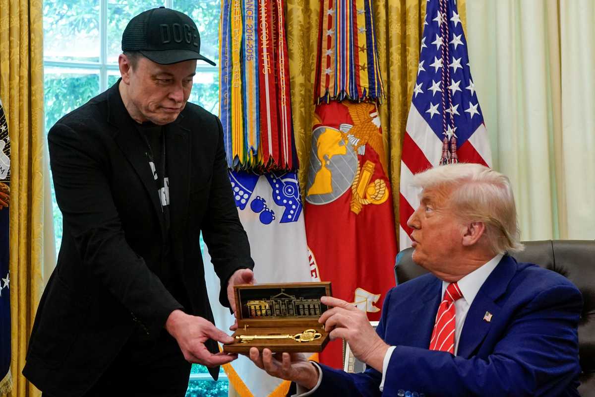 Musk vows to stay Trump's 'friend' in bizarre black-eyed farewell