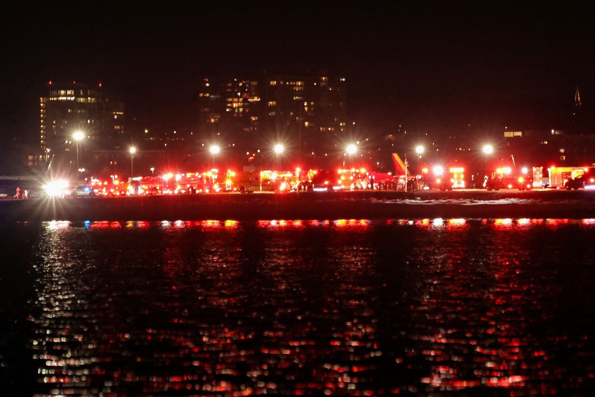 Many feared dead after passenger jet and helicopter collide, crash into Washington river