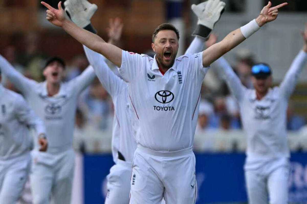 Robinson strikes again as England wrap up Pakistan series win