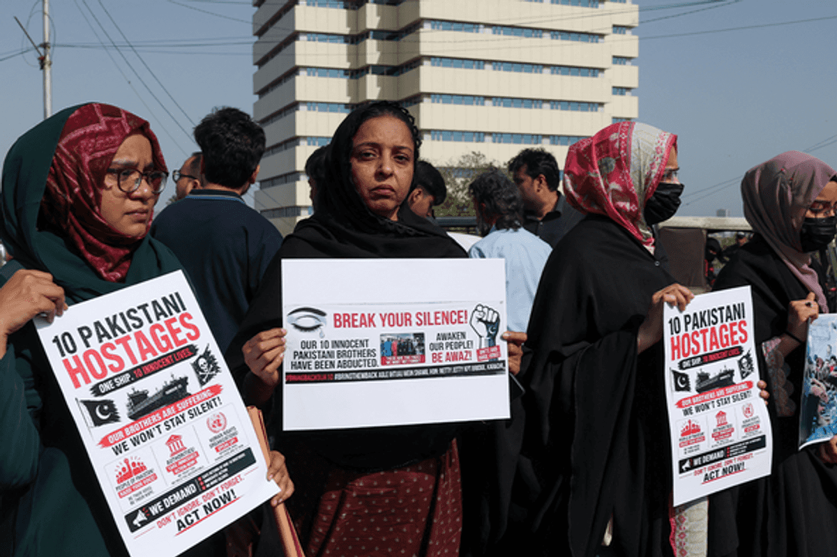 Somali pirates demand $3 million ransom for hijacked tanker holding 10 Pakistanis