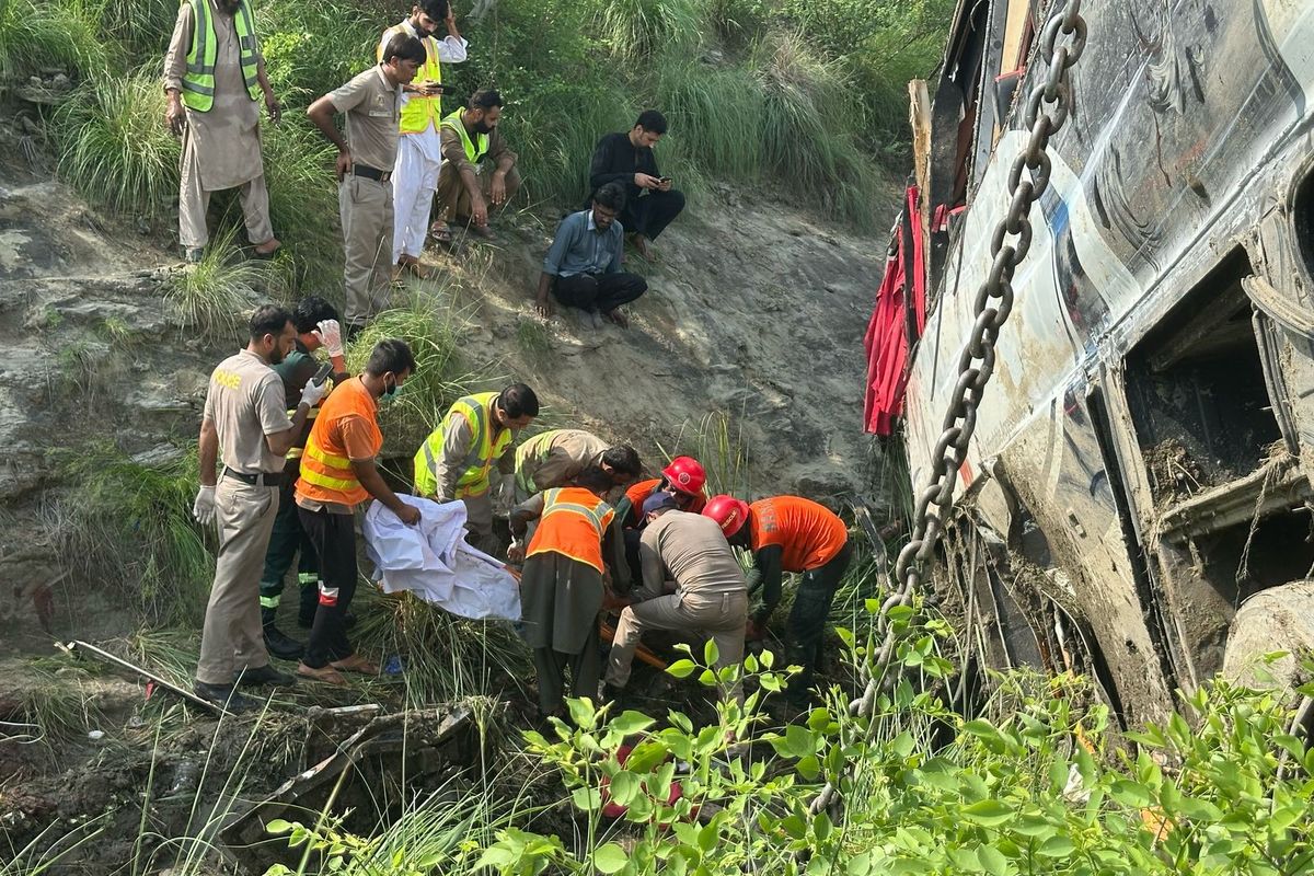 8 killed, 18 injured in Pakistan bus crash