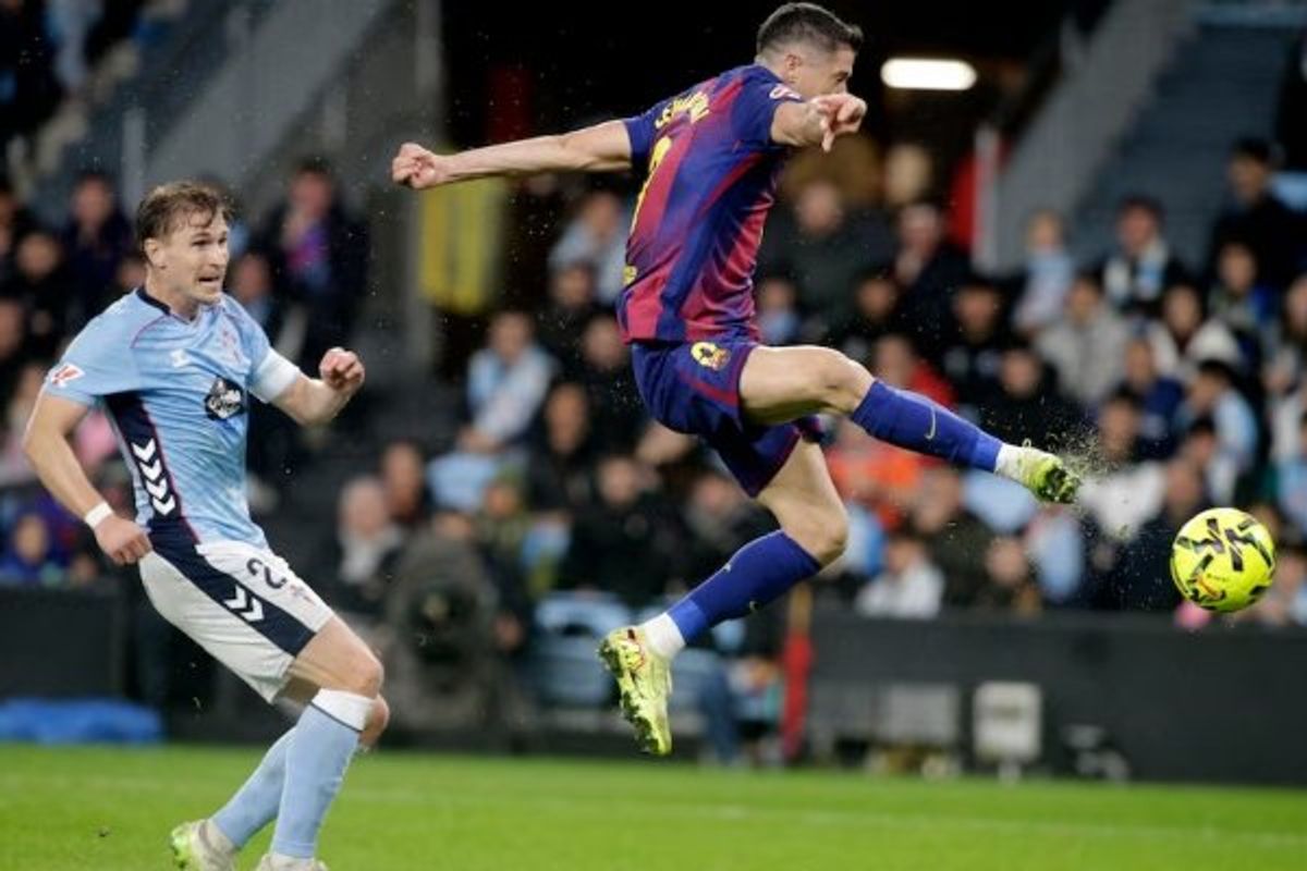 Lewandowski hat-trick steers Barcelona to 4-2 win at Celta Vigo