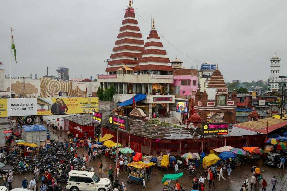 India temple stampede in Bihar leaves seven dead after fallen pole triggers panic
