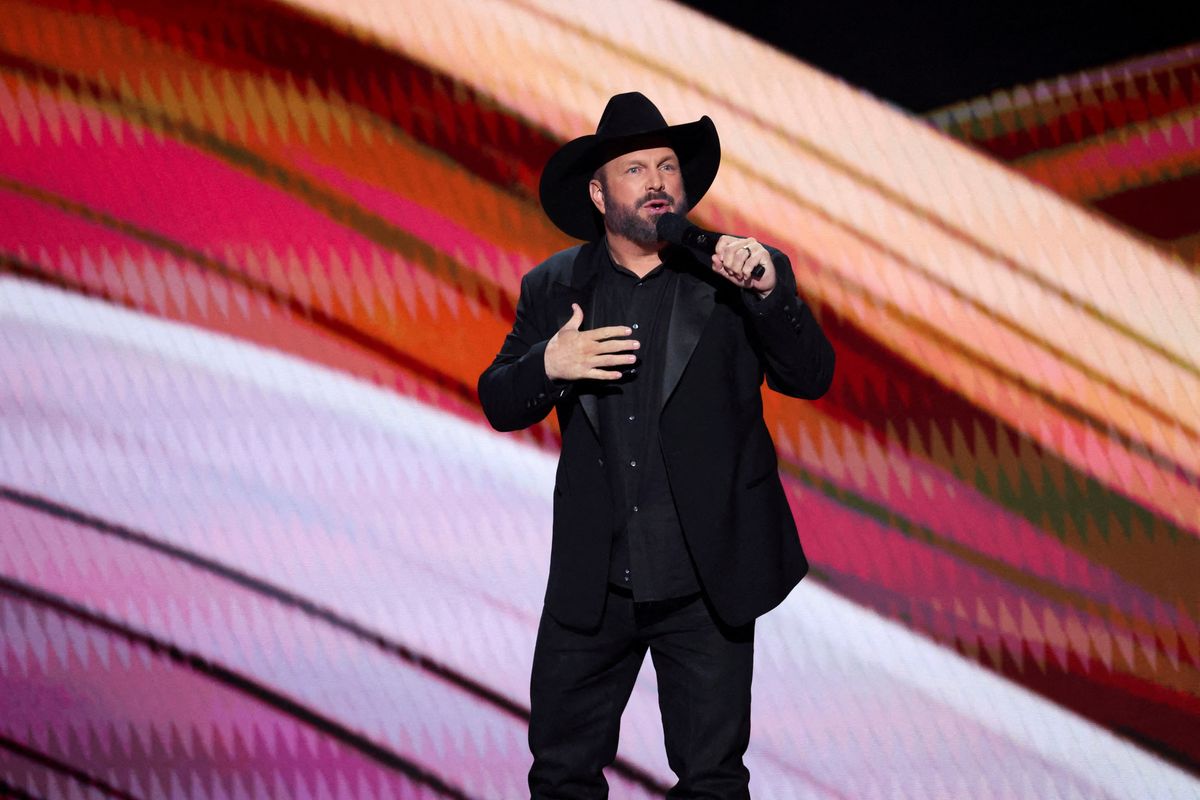 Makeup artist's lawsuit accuses Garth Brooks of rape