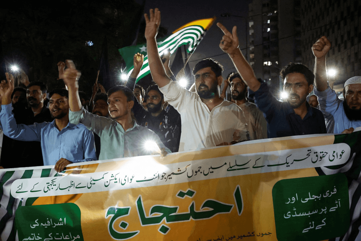 Islamabad dispatches ministers to mediate Kashmir unrest