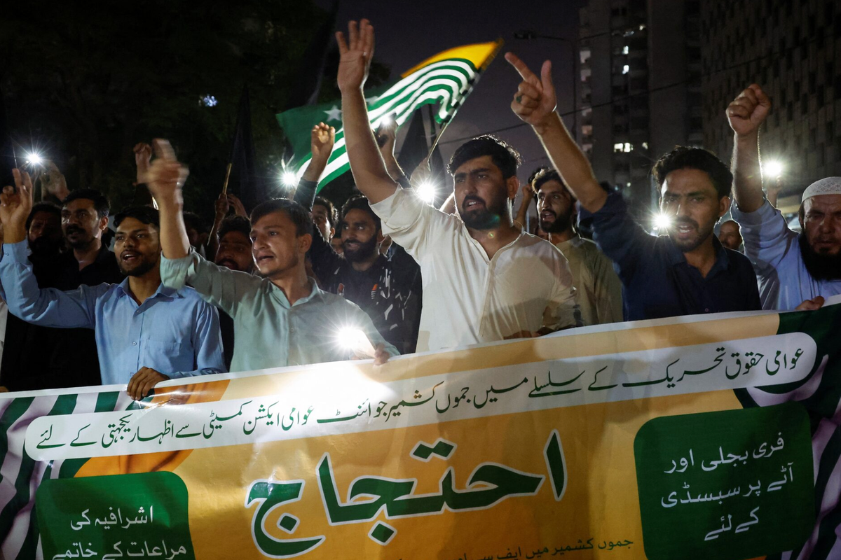 Islamabad dispatches ministers to mediate Kashmir unrest