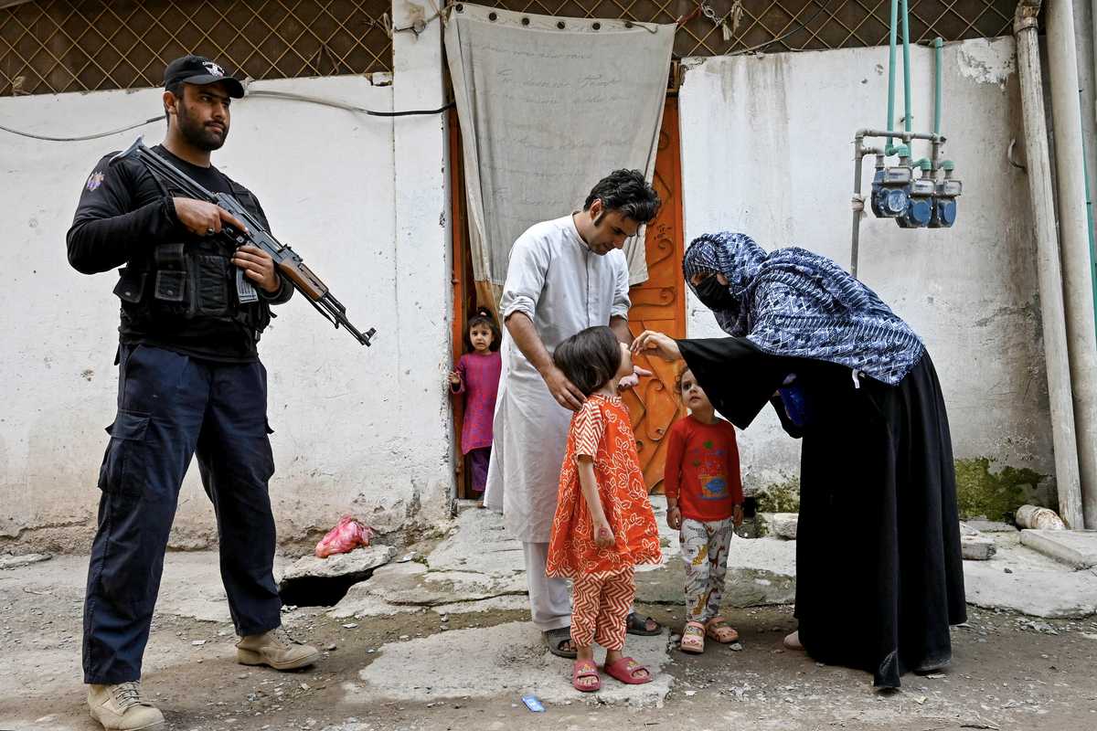 Pakistan gunmen kill two police guarding polio vaccinators