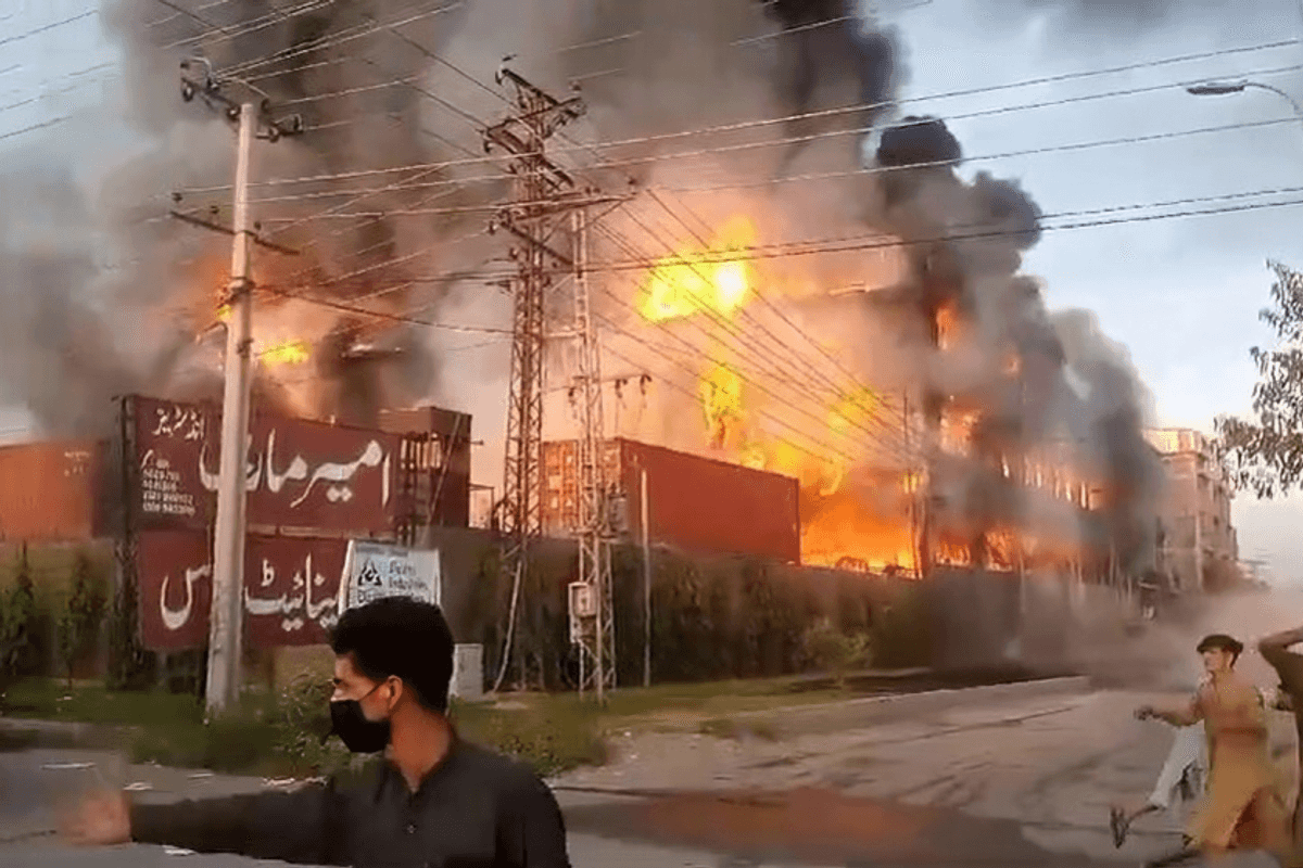 Massive fire engulfs tissue paper factory in Peshawar, rescue efforts underway