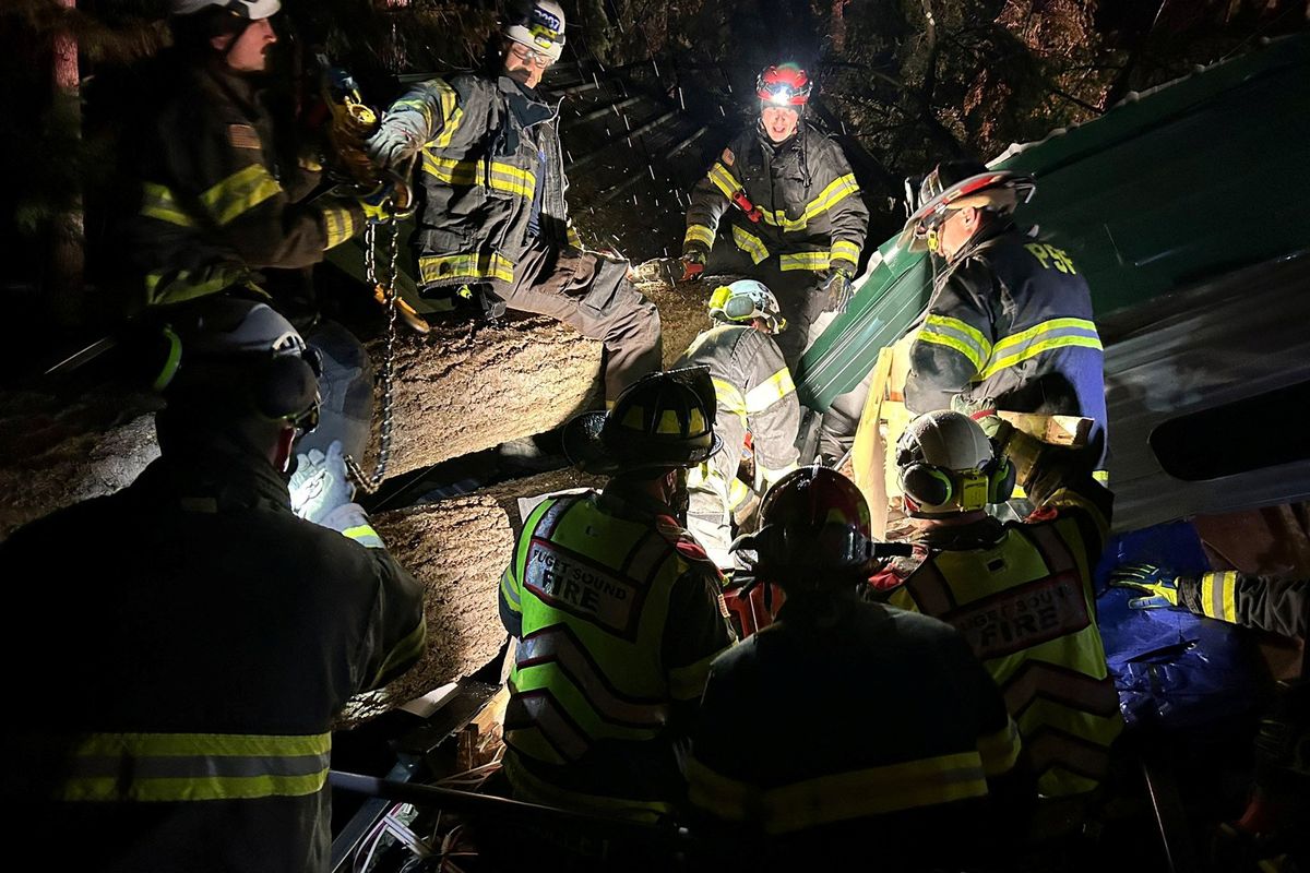 Deadly storm pounds Northwest US, leaving half a million without power