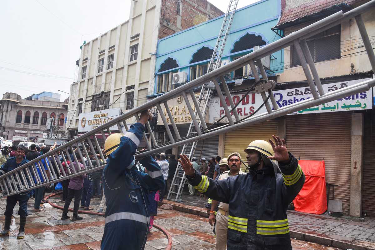 At least 17 killed in India building fire