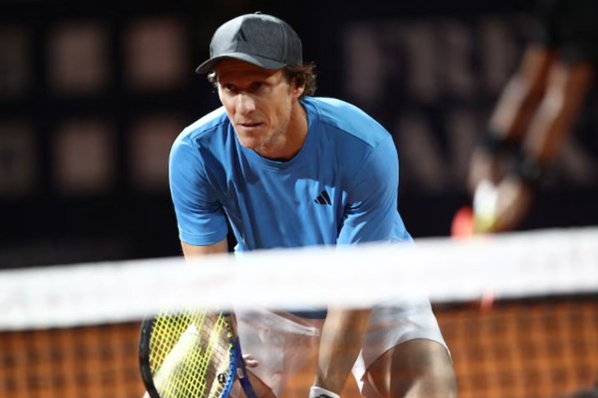 Former Uruguay striker swings and misses as tennis debut ends in defeat
