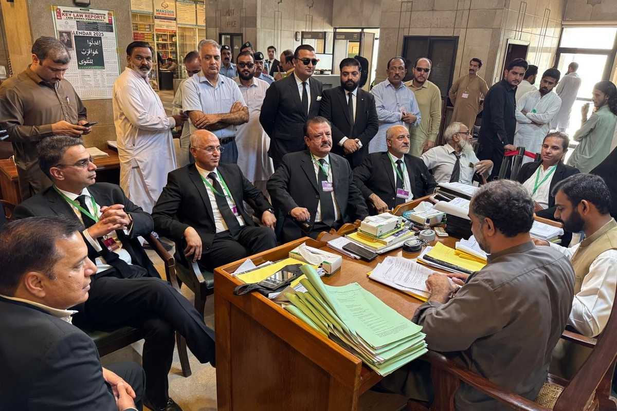 Pakistan judges refuse to recognize new constitutional court, demand case be returned to SC