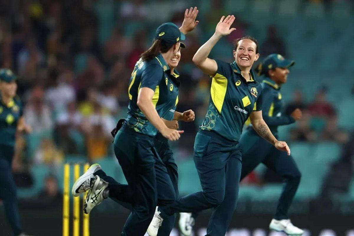 Australia retains Women's Ashes with T20I win over England