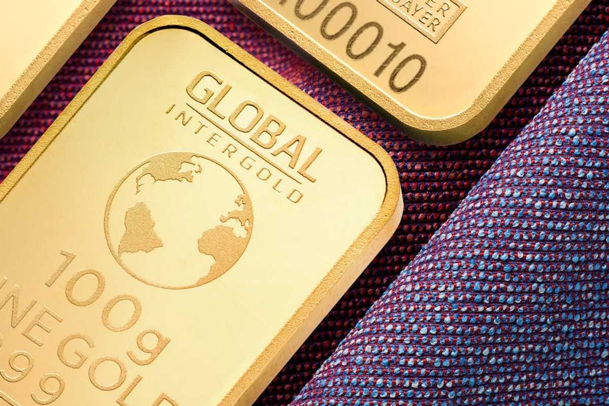 Gold hits record high in Pakistan at Rs348,000 per tola amid global surge
