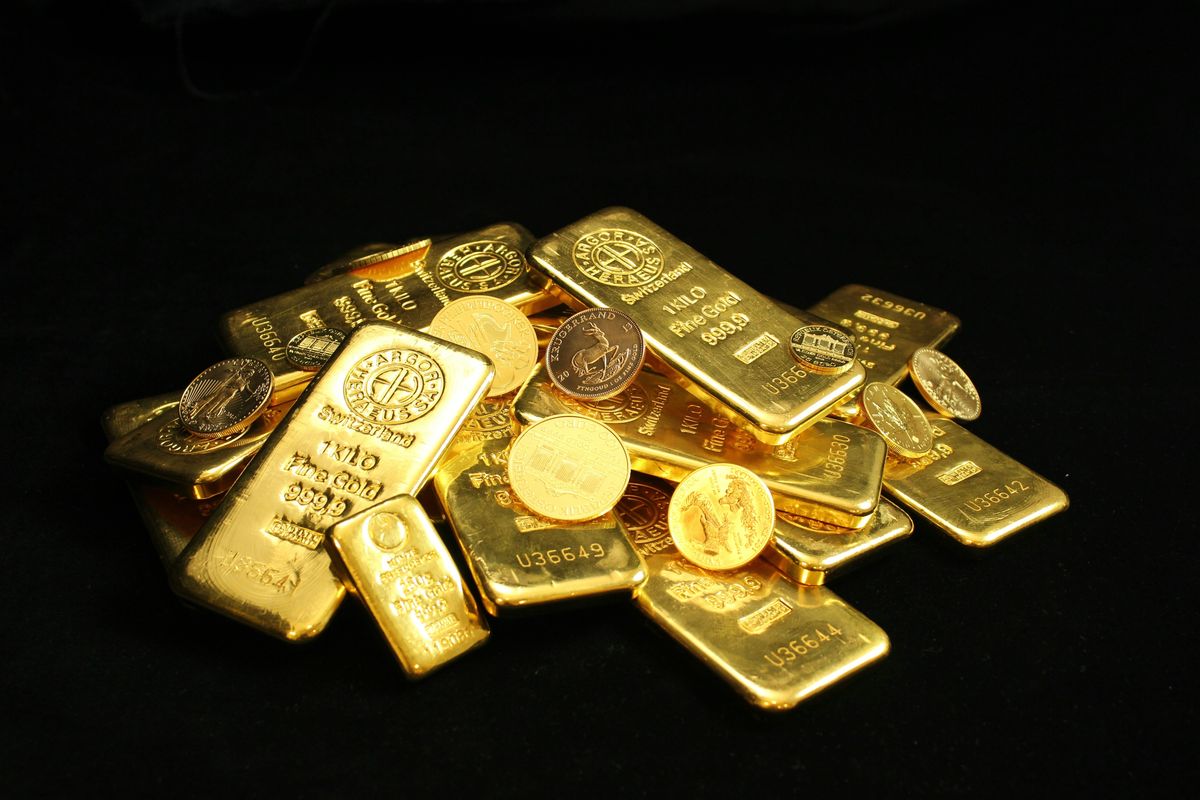 Gold smashes $4,600 record as geopolitics drive flight to safety