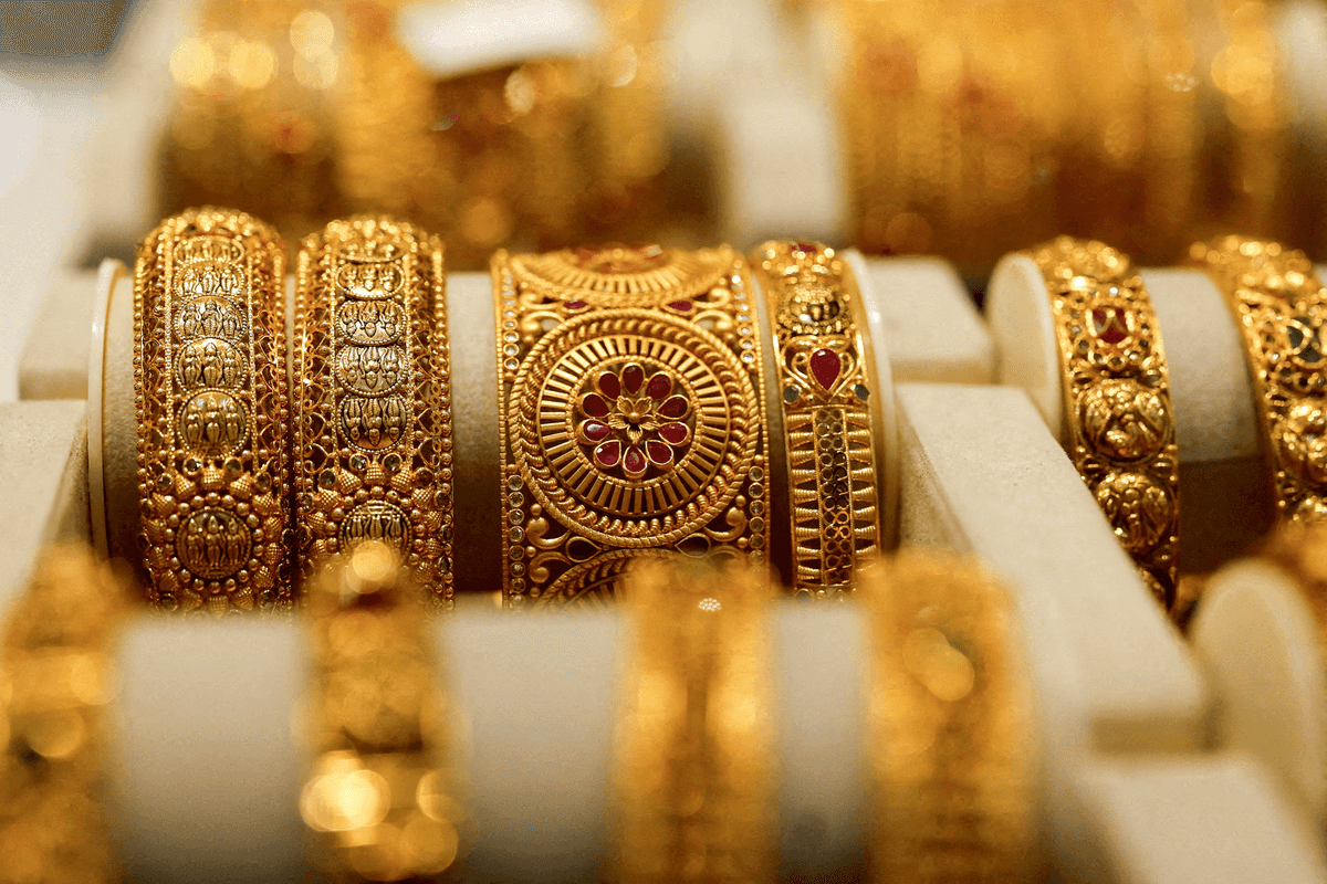 Why gold is selling below market price in Pakistan despite massive increase