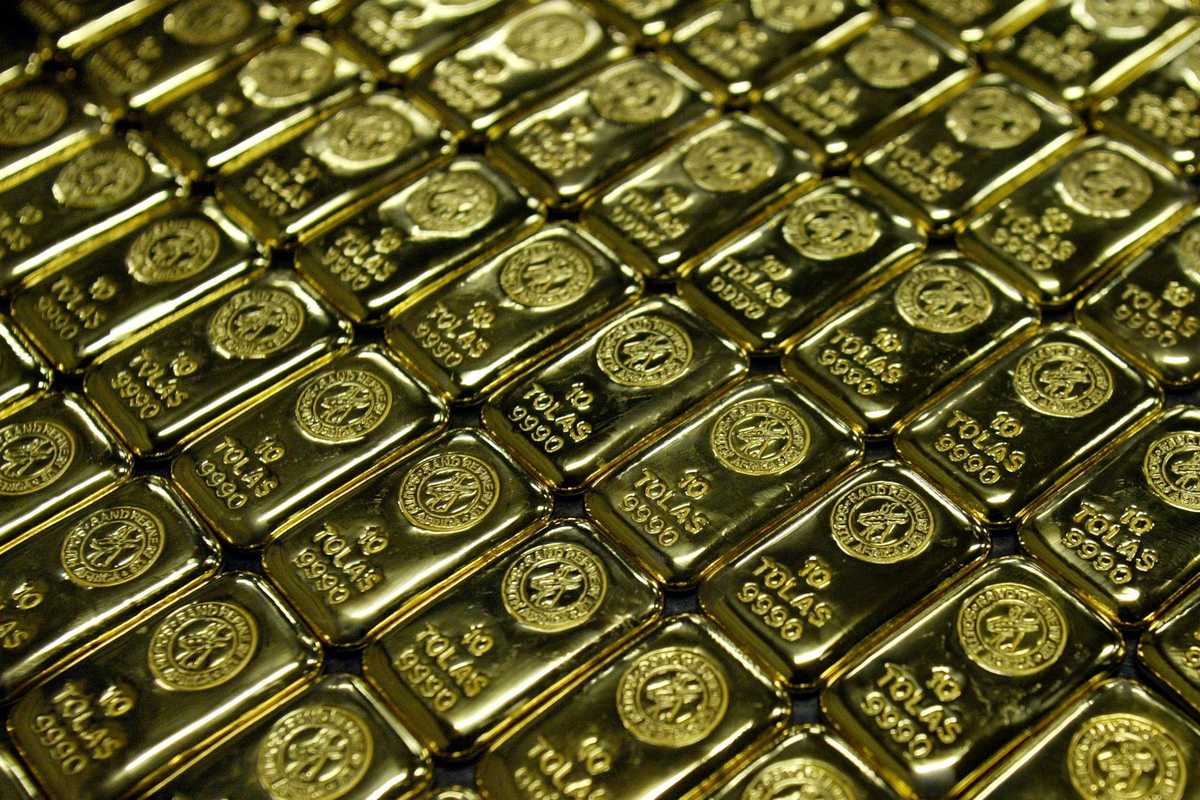 Gold rush to New York spurs shortages in London