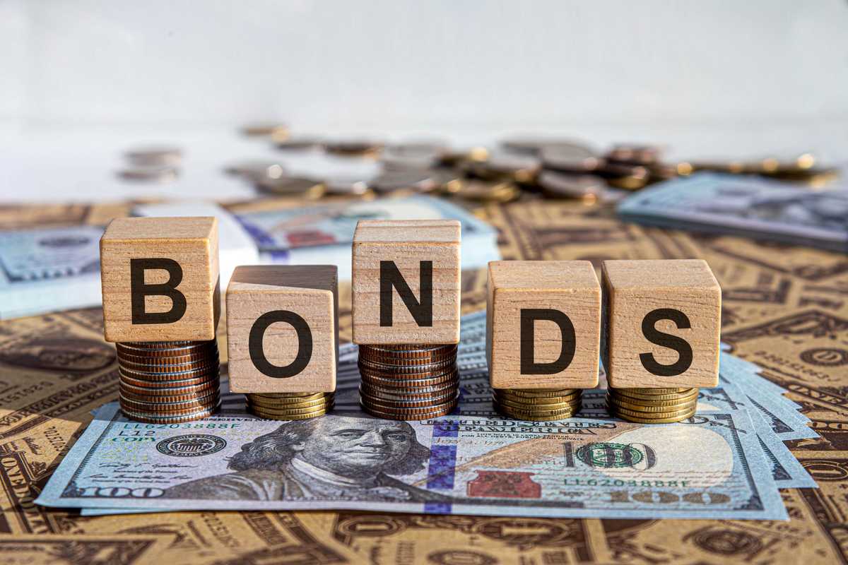 Pakistan bond yields fall as investors expect further monetary easing