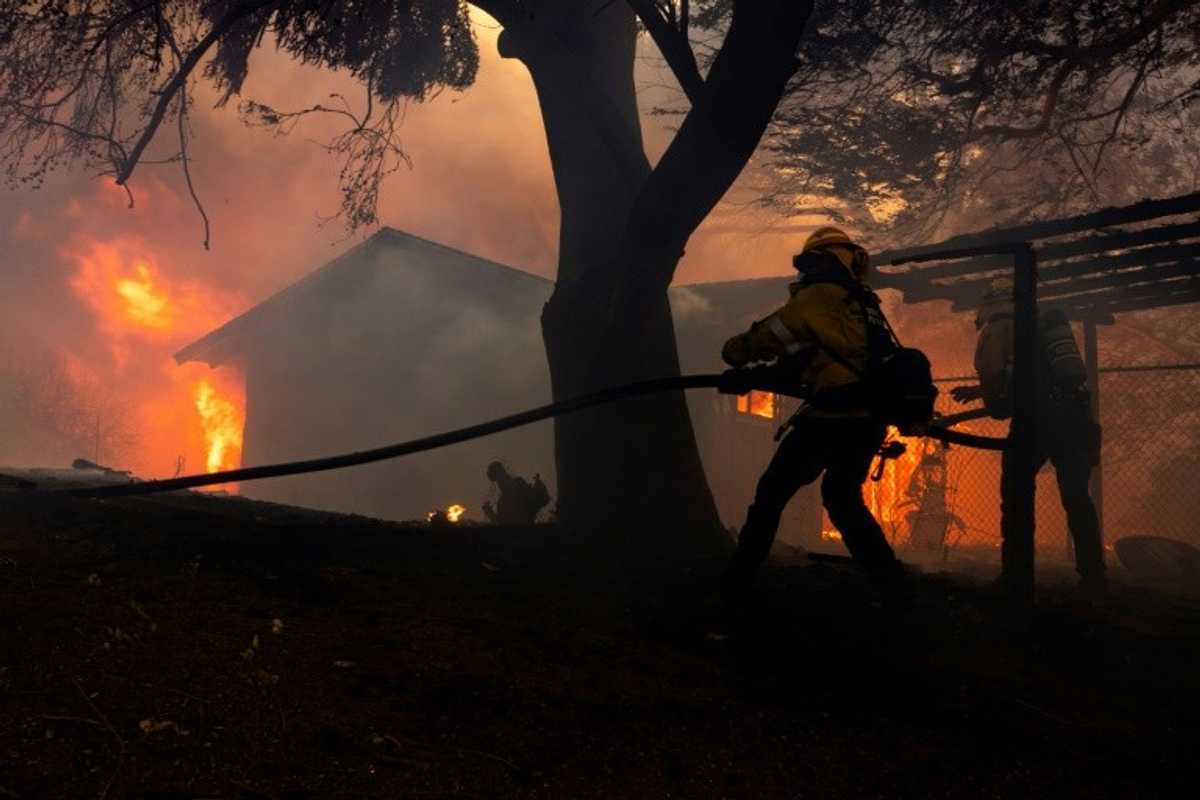 Thousands told to flee wildfire near Los Angeles