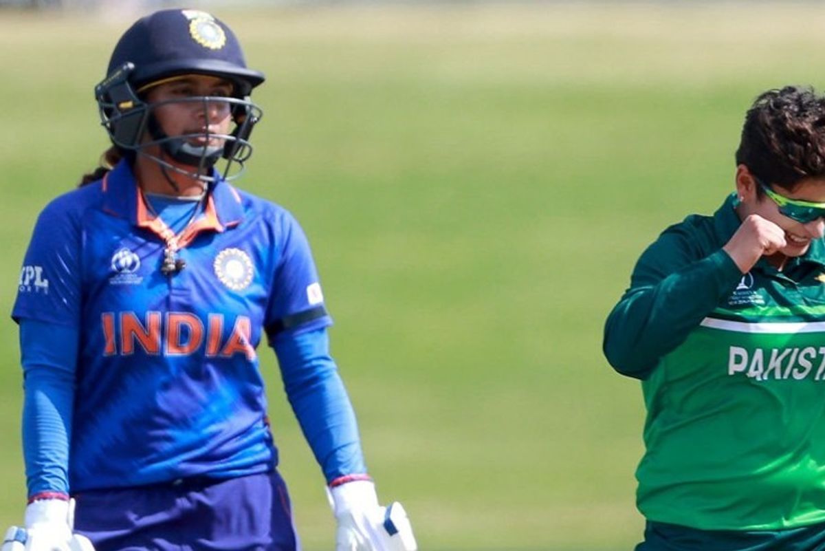Pakistan look to tame hot favourites India tonight