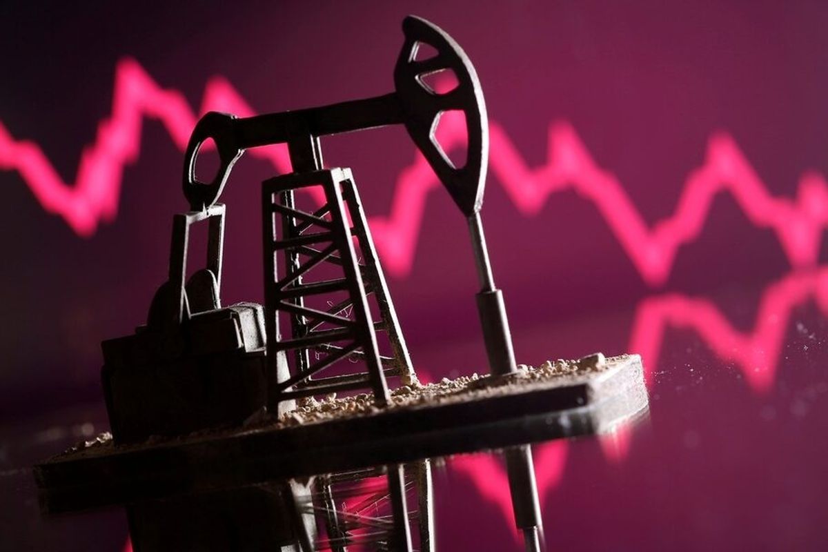 With global oil prices falling, Pakistan needs to make the right choice