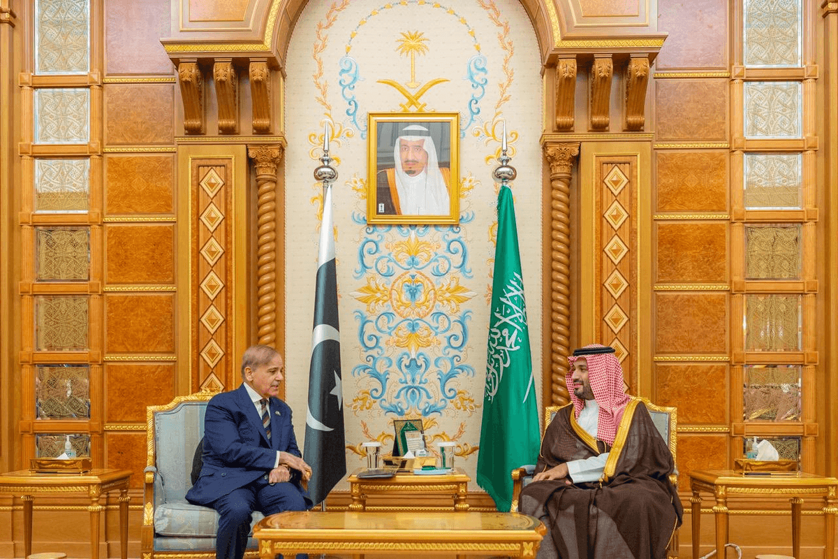 Pakistan PM meets Saudi crown prince in Makkah