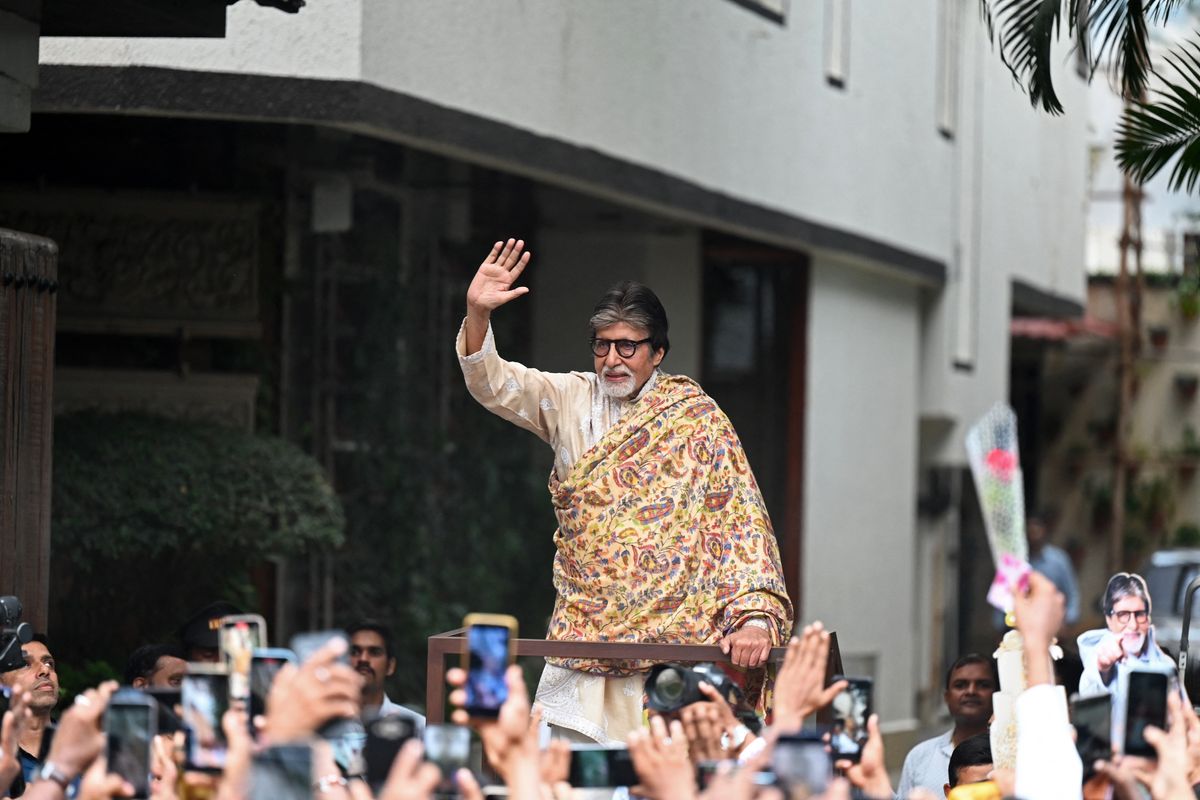 As India's Bollywood shifts, stars and snappers click