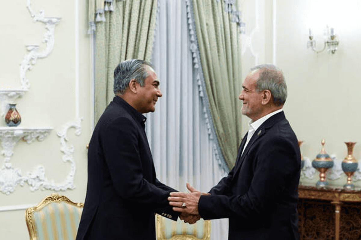 Pakistan briefs Iran on Makkah defense pact during Tehran talks