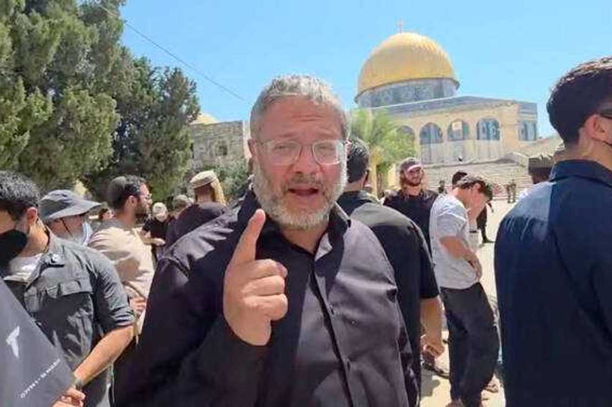 Israeli far-right minister leads hundreds to Al-Aqsa on mourning day