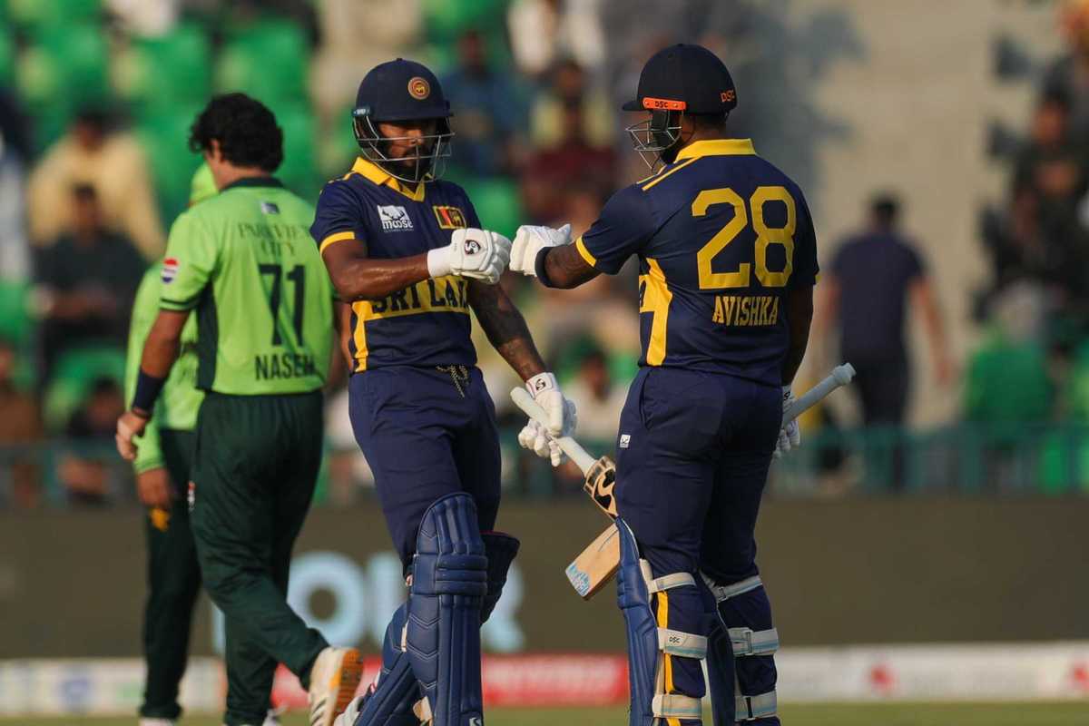 Sri Lanka thrash Pakistan to book place in tri-series final
