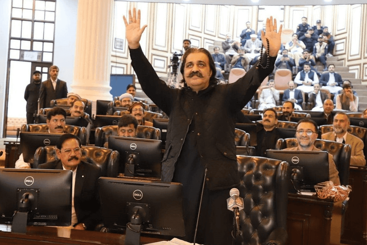 Imran Khan orders removal of Khyber Pakhtunkhwa chief minister