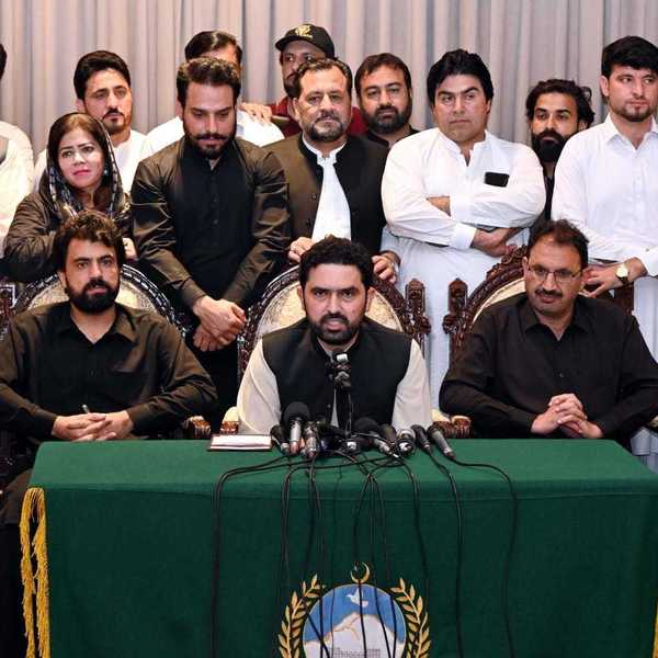 PTI postpones Islamabad long march to October 4