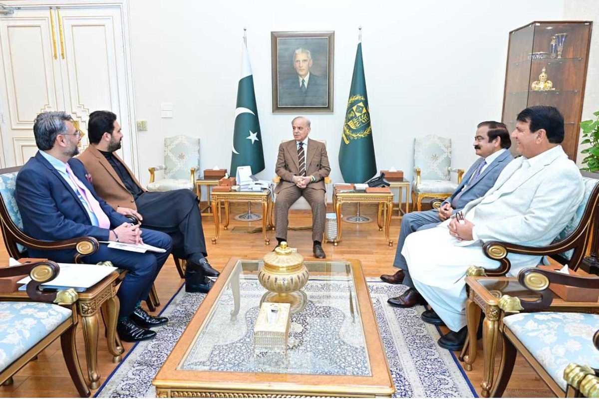 Pakistan PM meets chief of Khan-led party's province, discuss security and governance