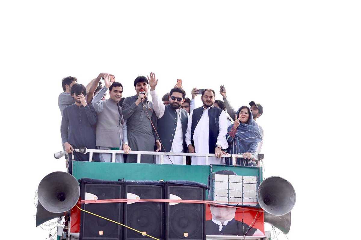 PTI long march reaches Peshawar as Afridi vows ‘no turning back’ at Swabi