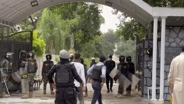 Provincial govt in Pakistan to file case against capital police chief over ‘raid’ on KP House