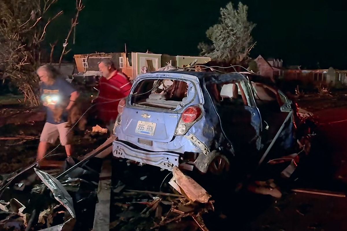 Tornadoes kill more than 20 in two southern US states