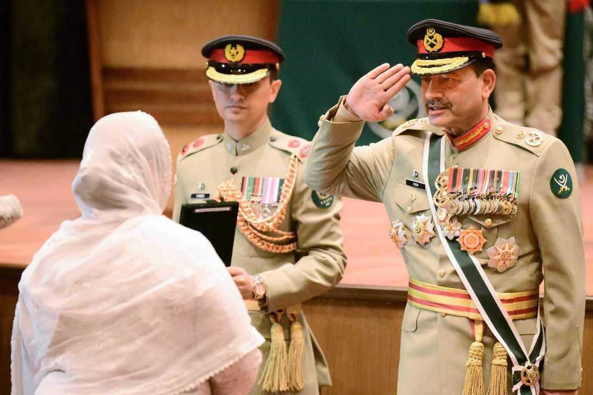 Pakistan army chief confers gallantry awards at GHQ investiture ceremony