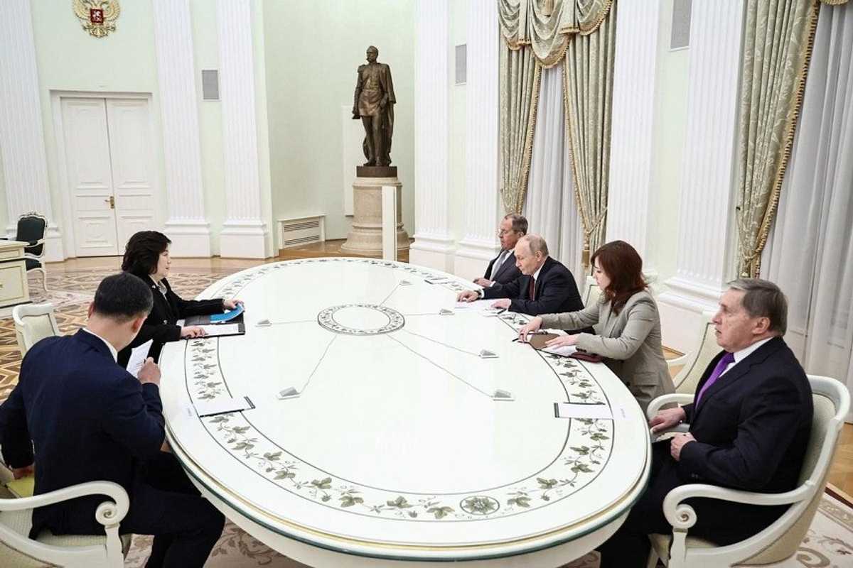 Putin hosts North Korean foreign minister on Russia's 'unity day'