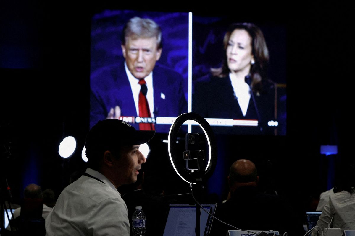 Harris lead over Trump dwindles to a single point, 44% to 43%, poll finds