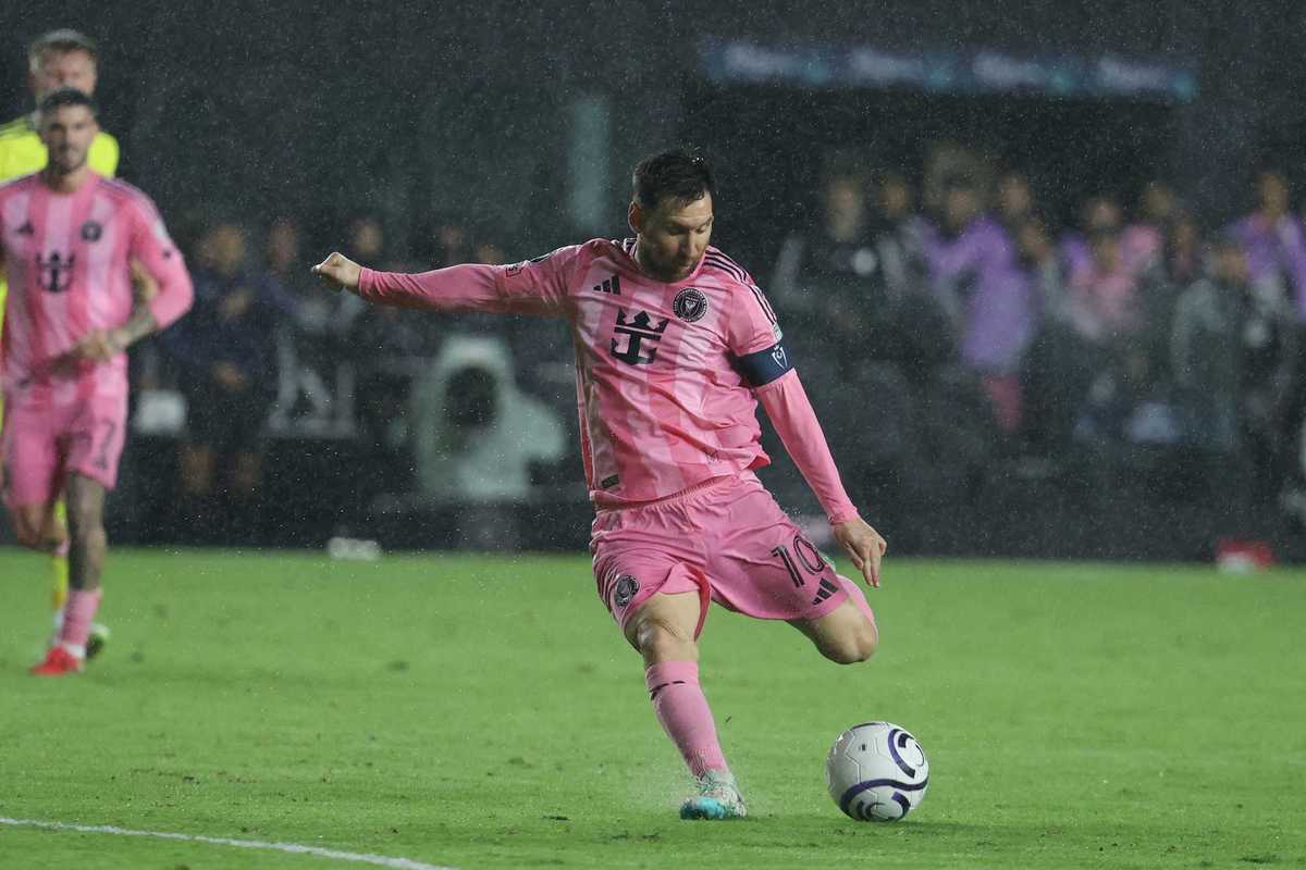 Messi scores 900th career goal but Miami crash out