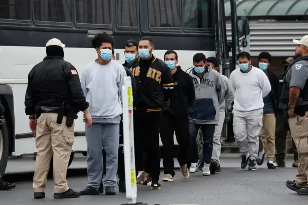 US Supreme Court pauses deportation of Venezuelans from Texas