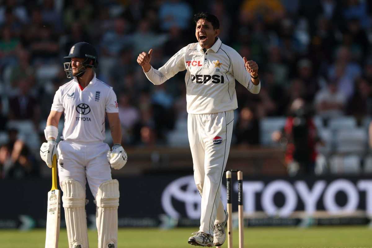 England in command after bowling out Pakistan for 171 on opening day of Leeds Test