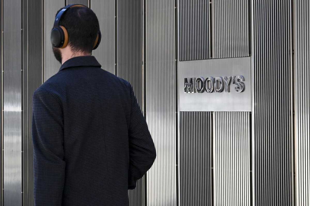US loses last triple-A credit rating as Moody's cuts over govt debt