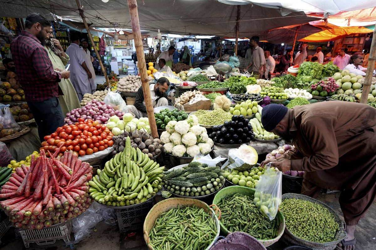 Flood disruptions drive food prices higher in Pakistan
