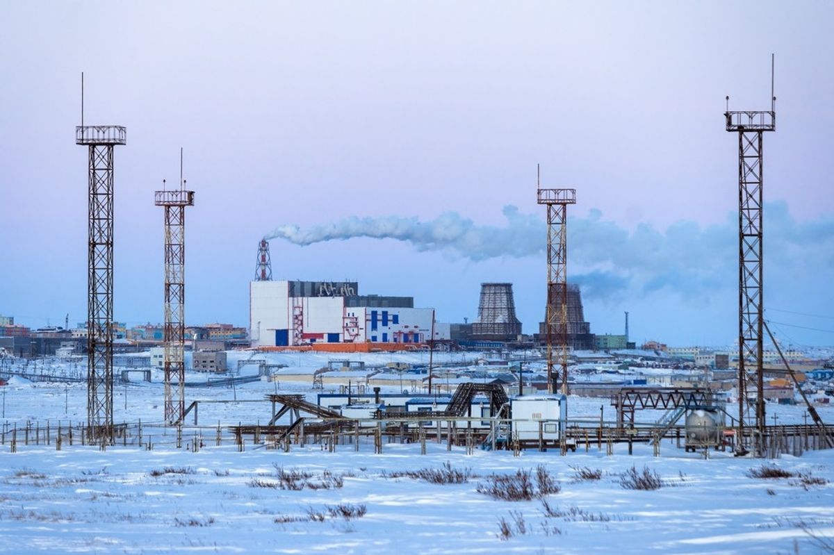 Oil prices edge lower amid dollar strength and Russian pipeline resumption