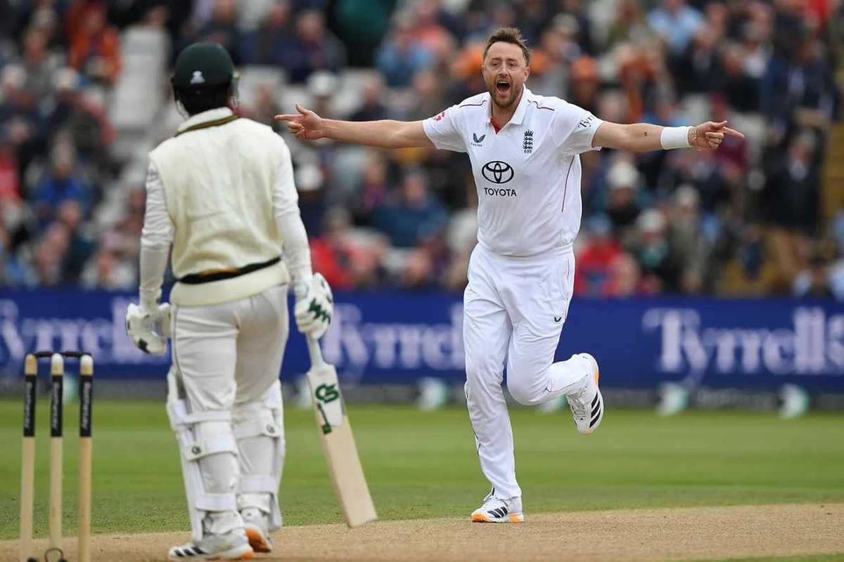 England close in on Test series sweep against Pakistan