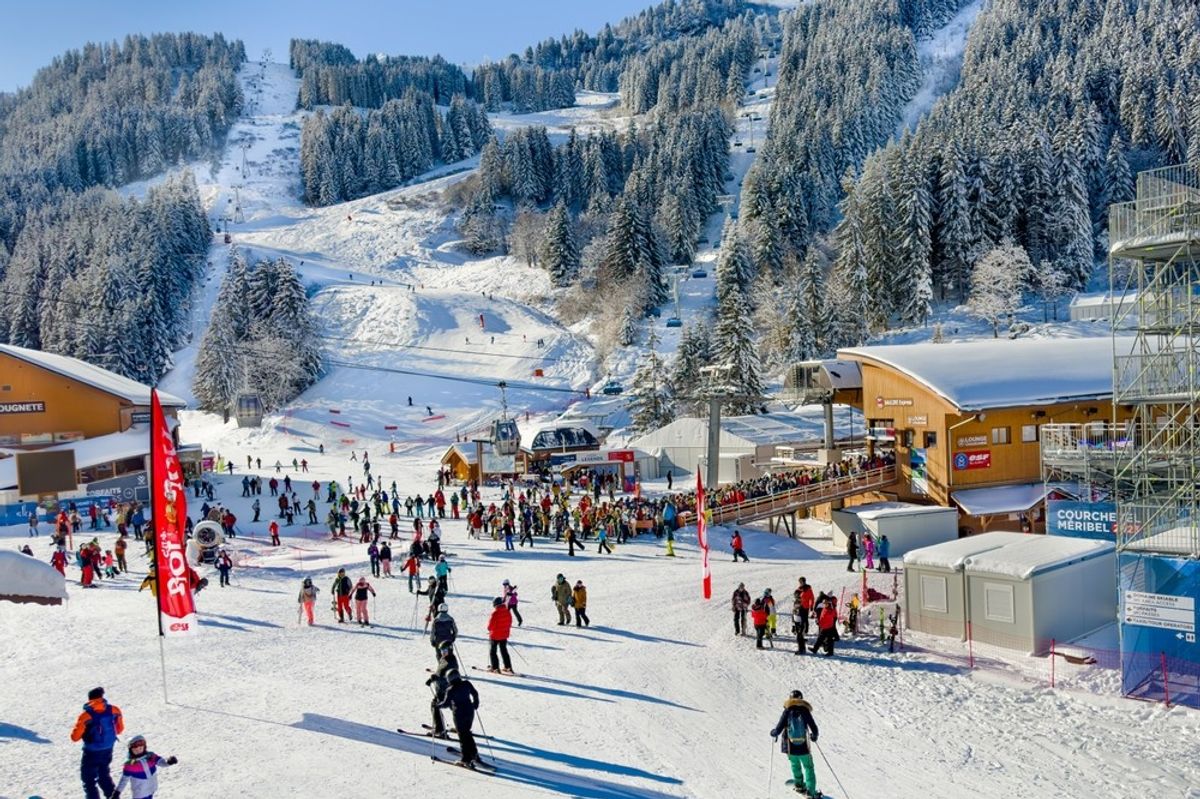 Over 200 skiers rescued by helicopter from chairlift in French Alps
