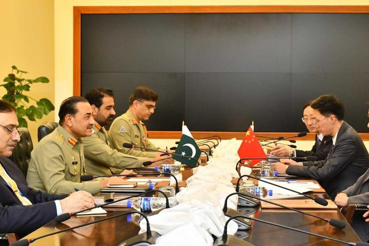 Chinese FM meets Pakistan army chief, vows to strengthen strategic partnership